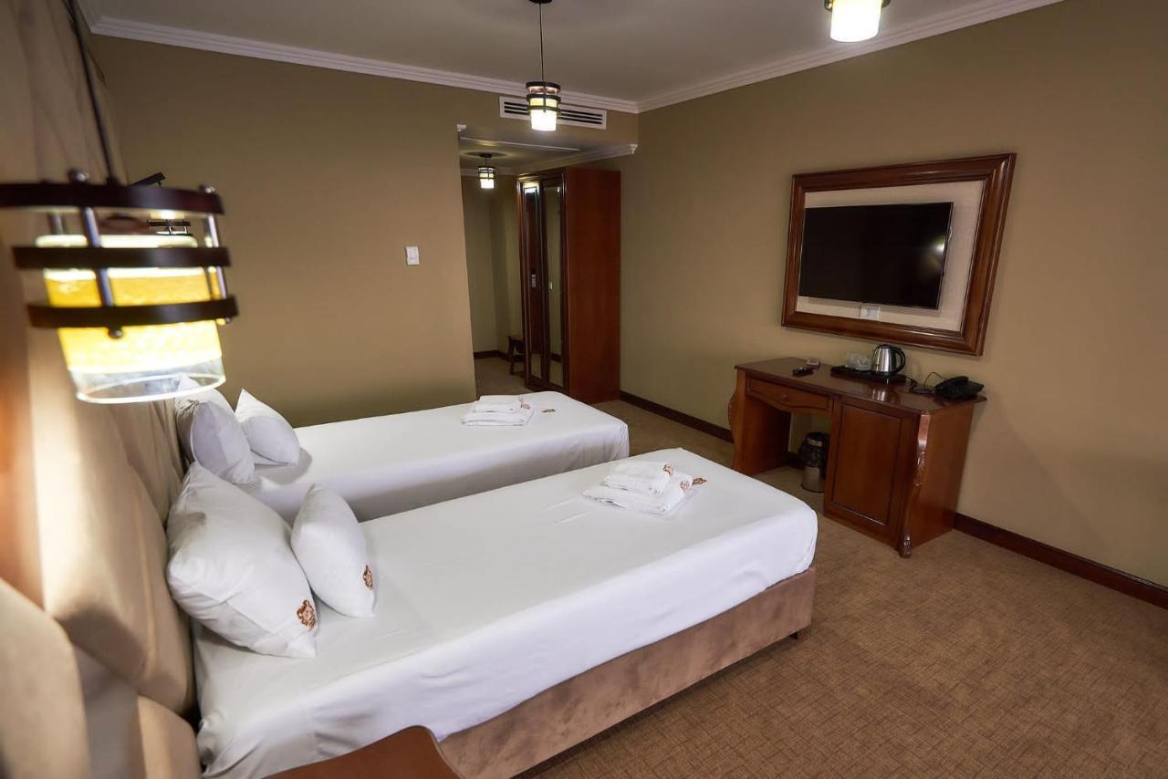Hotel Adriano Brăila エクステリア 写真