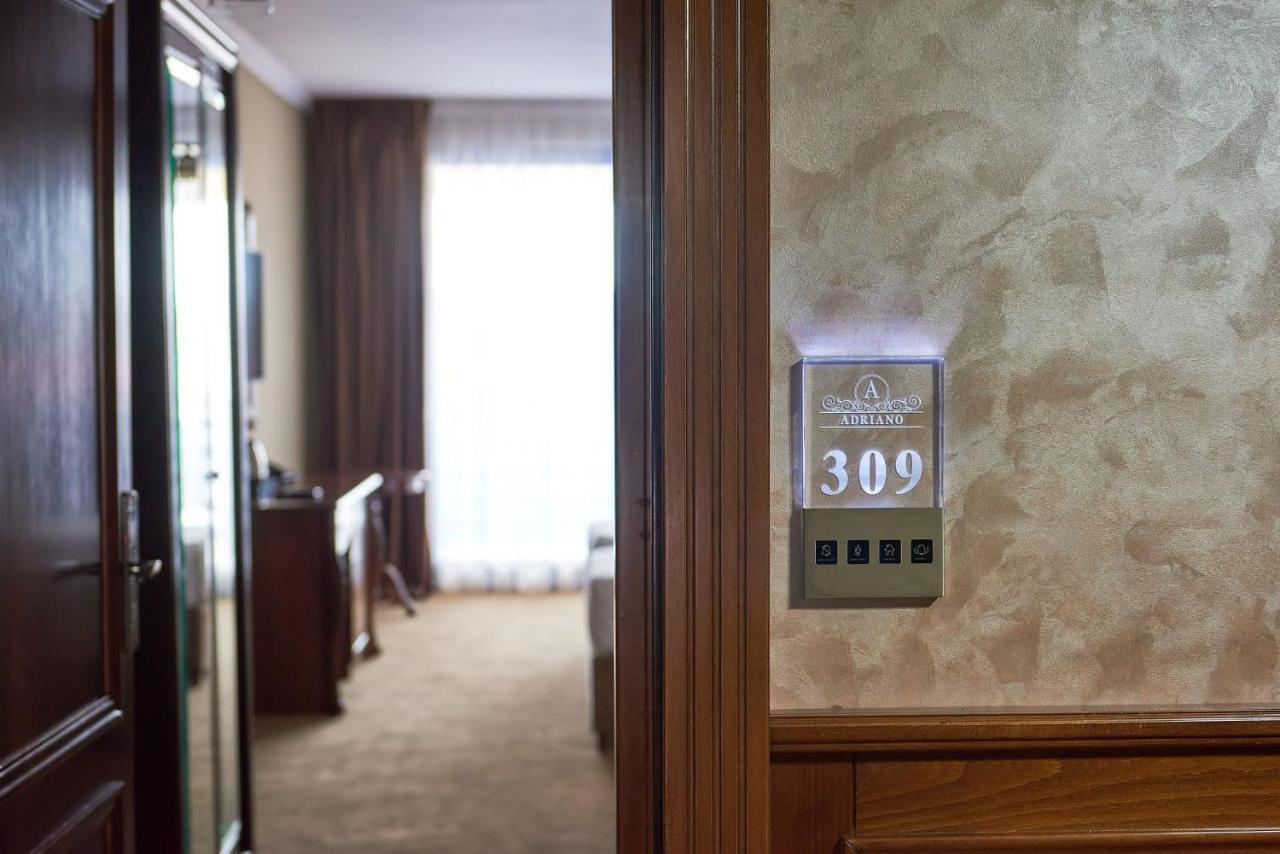 Hotel Adriano Brăila エクステリア 写真