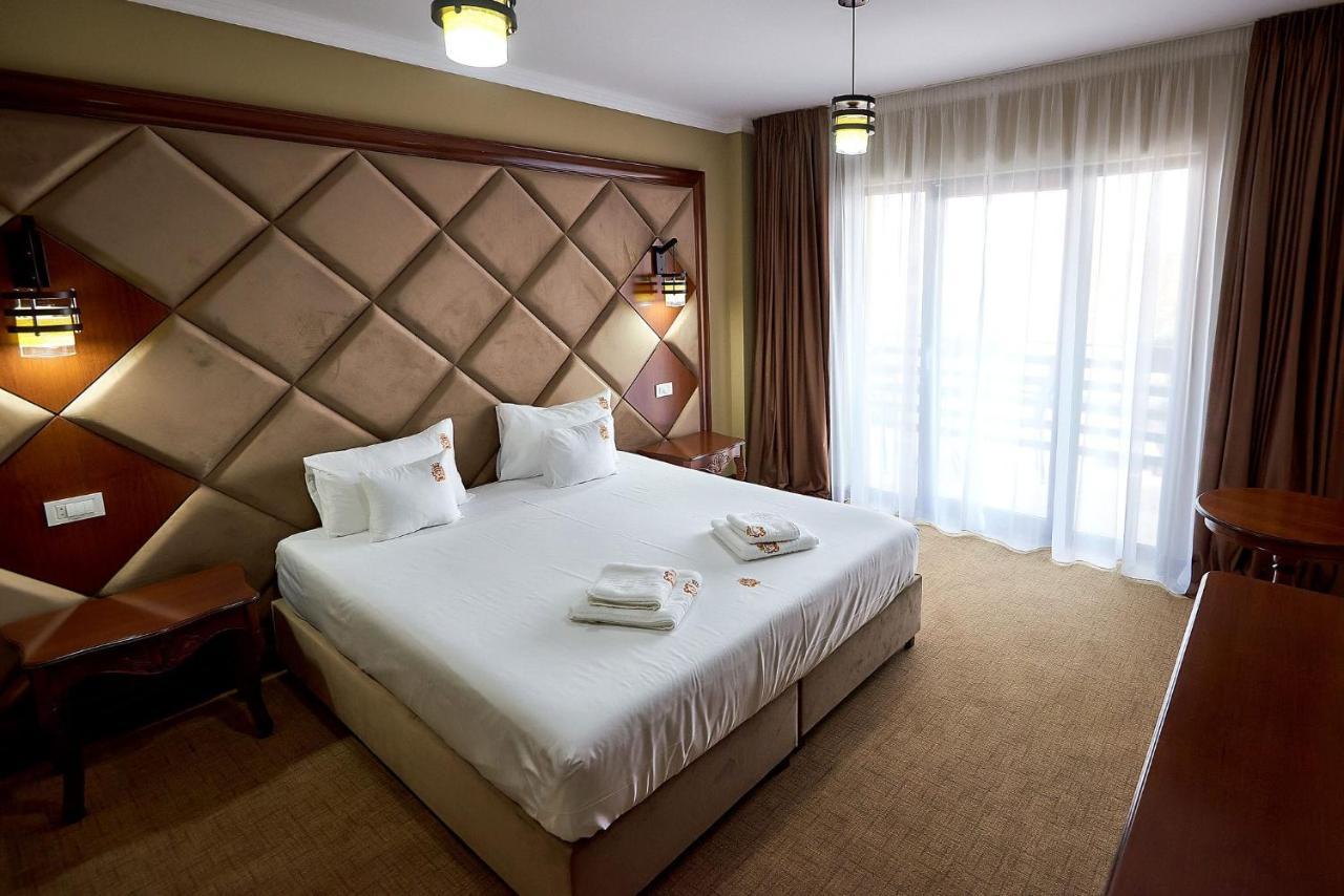 Hotel Adriano Brăila エクステリア 写真
