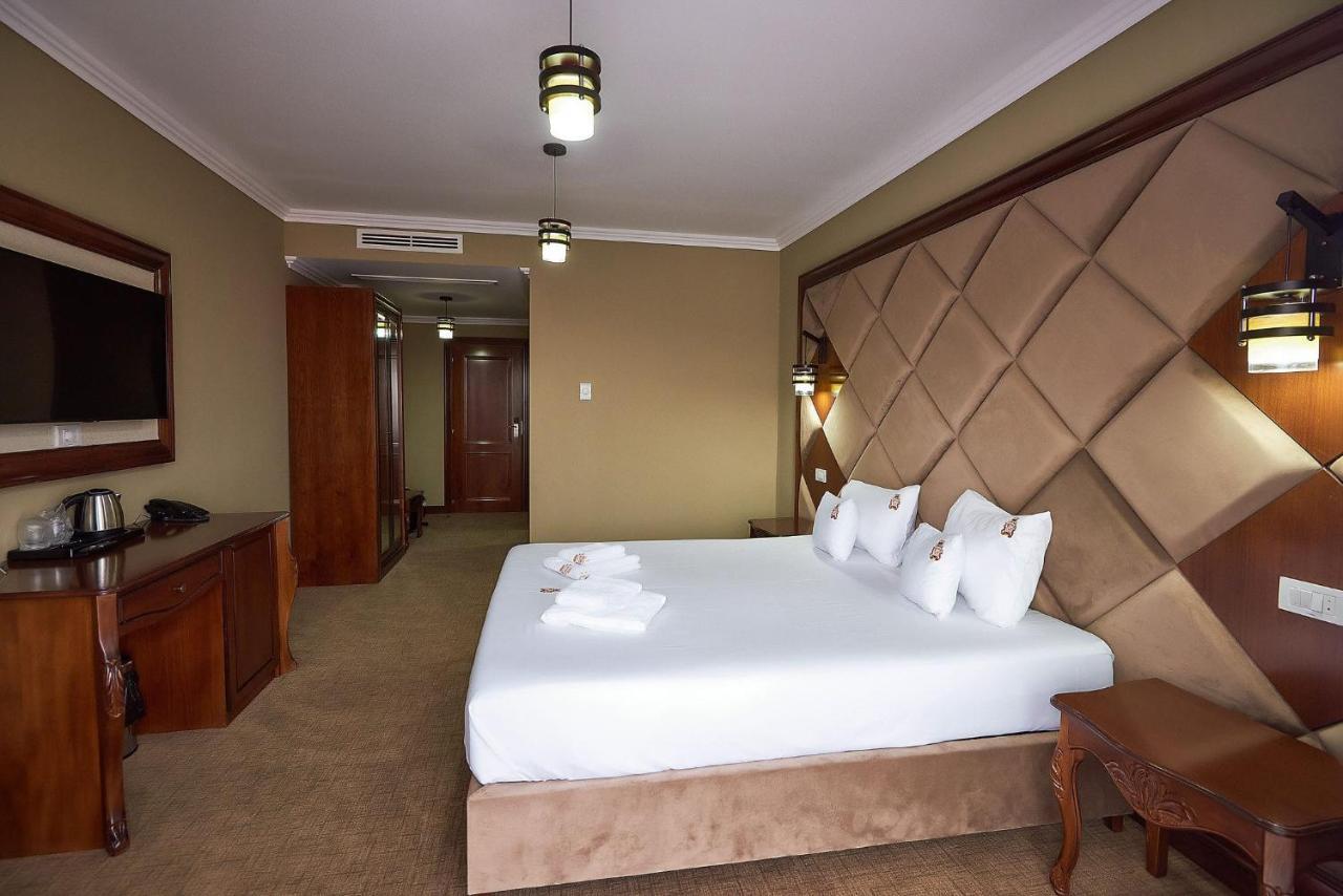 Hotel Adriano Brăila エクステリア 写真