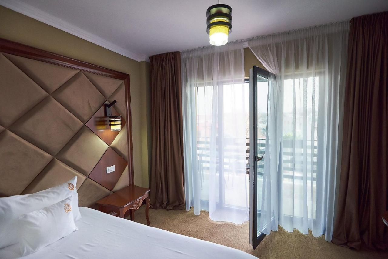 Hotel Adriano Brăila エクステリア 写真