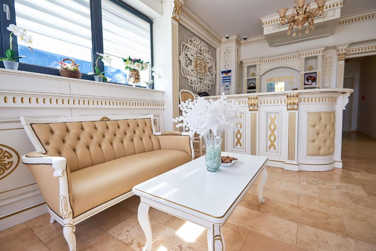 Hotel Adriano Brăila エクステリア 写真