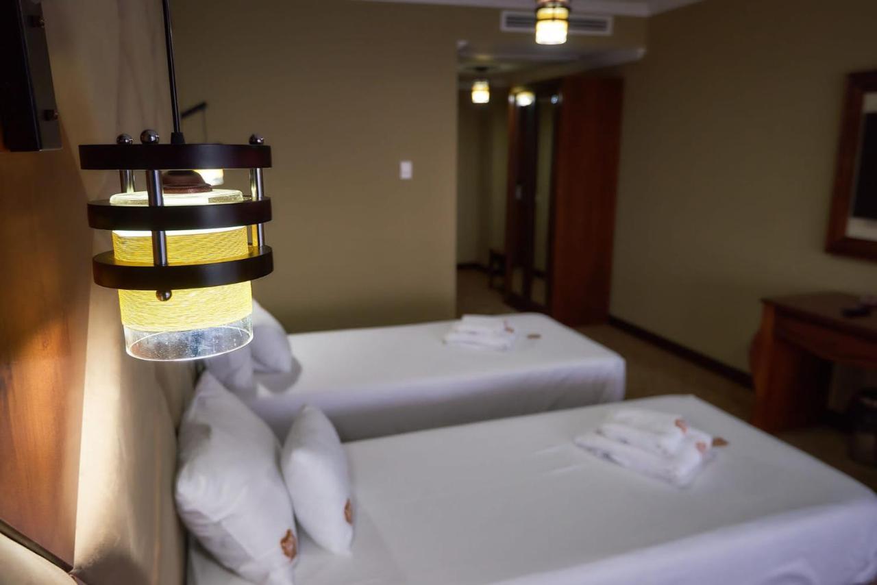 Hotel Adriano Brăila エクステリア 写真