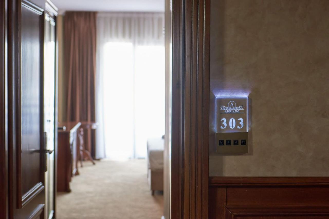 Hotel Adriano Brăila エクステリア 写真