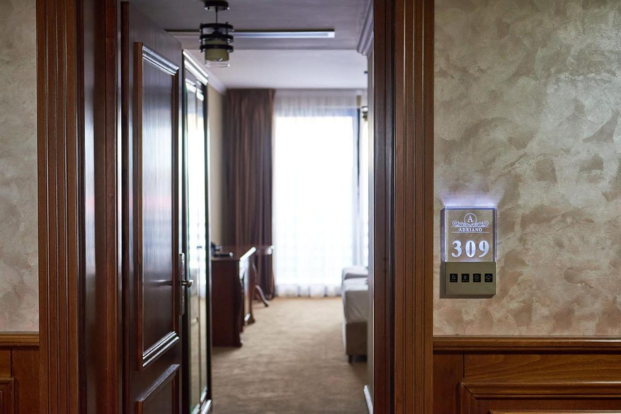 Hotel Adriano Brăila エクステリア 写真